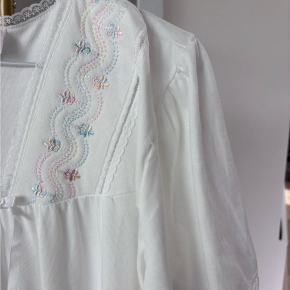 Vintage Elegant White Nightgown - Picture 2 of 5
